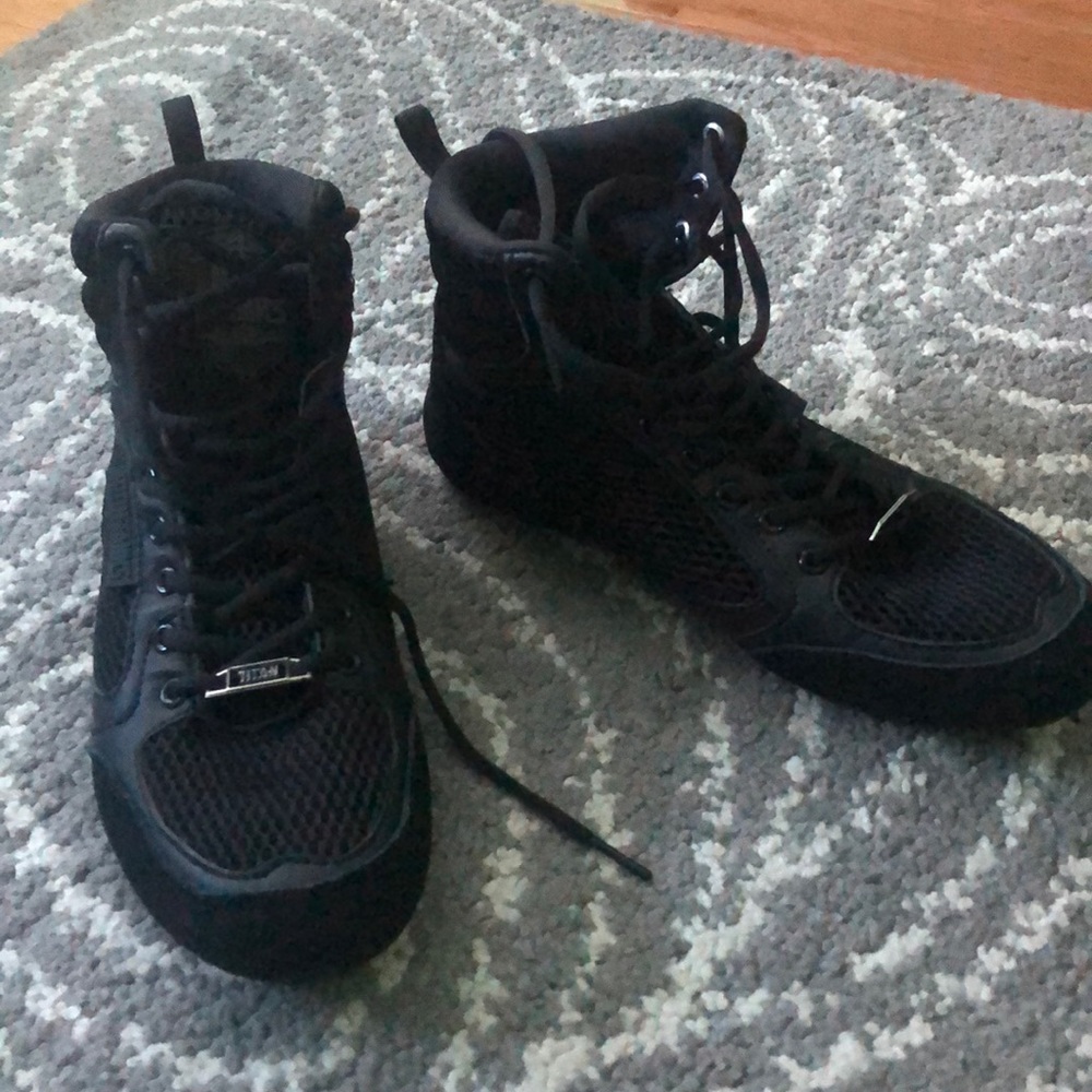 Iron tank lifting shoe